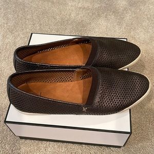 Frye shoes great condition perfect for any season very comfortable metallic 7.5